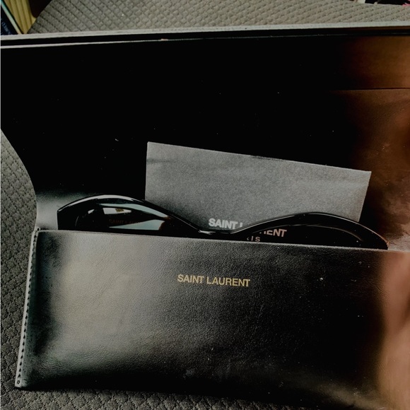 Chic Black Sunglasses - Picture 11 of 11